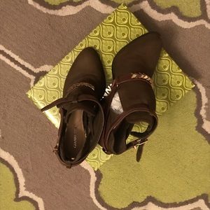 Love these olive green peekaboo  boots